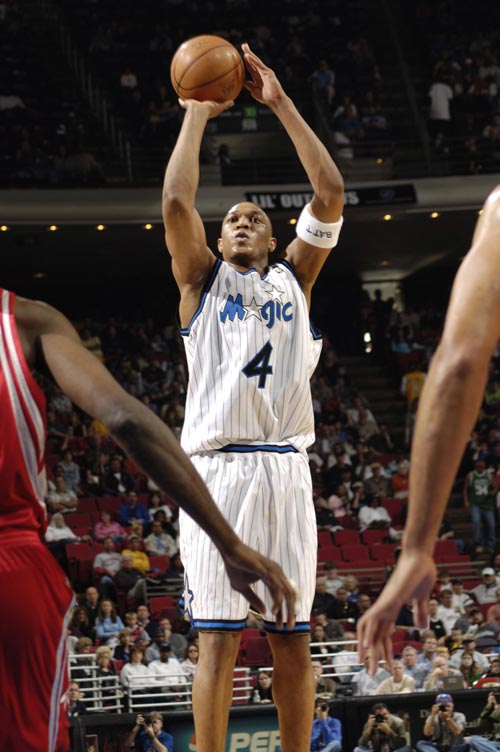 都体：尤文要求斯帕莱蒂遵守正装规定，比赛时不可以穿运动服（都体：尤文要求斯帕莱蒂按正装规范出场，比赛时禁穿运动服）