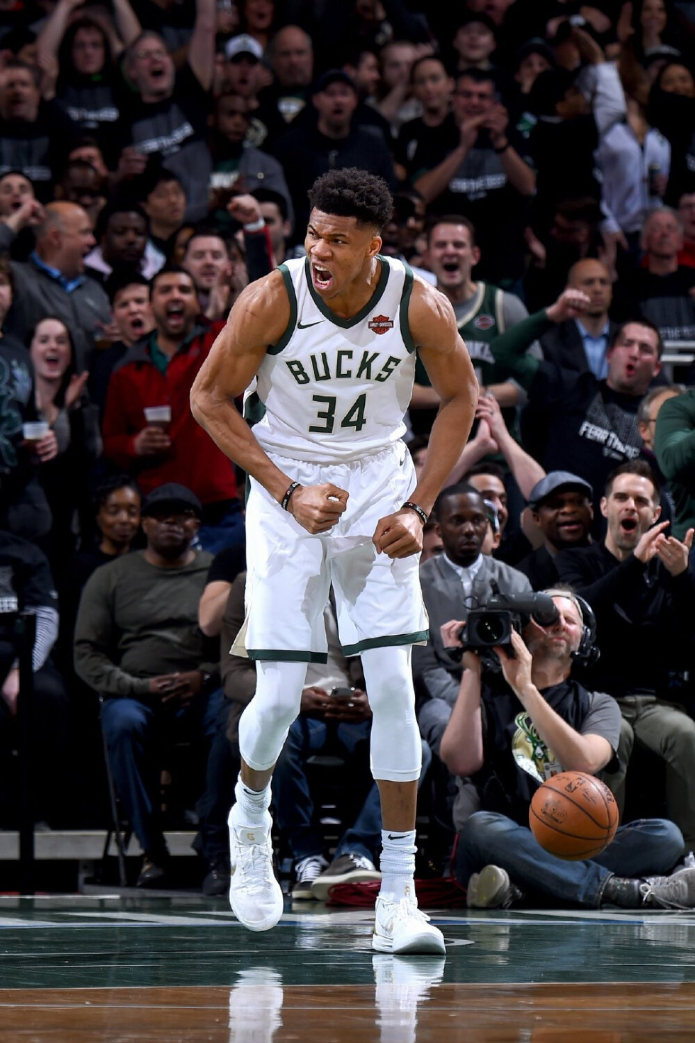 教练关键换人被疯狂讨论（关键时刻换人引发热议）