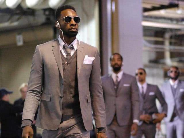 杨瀚森开拓者中文球衣到货，字体引热议（杨瀚森开拓者中文球衣上架，字体成热议焦点）