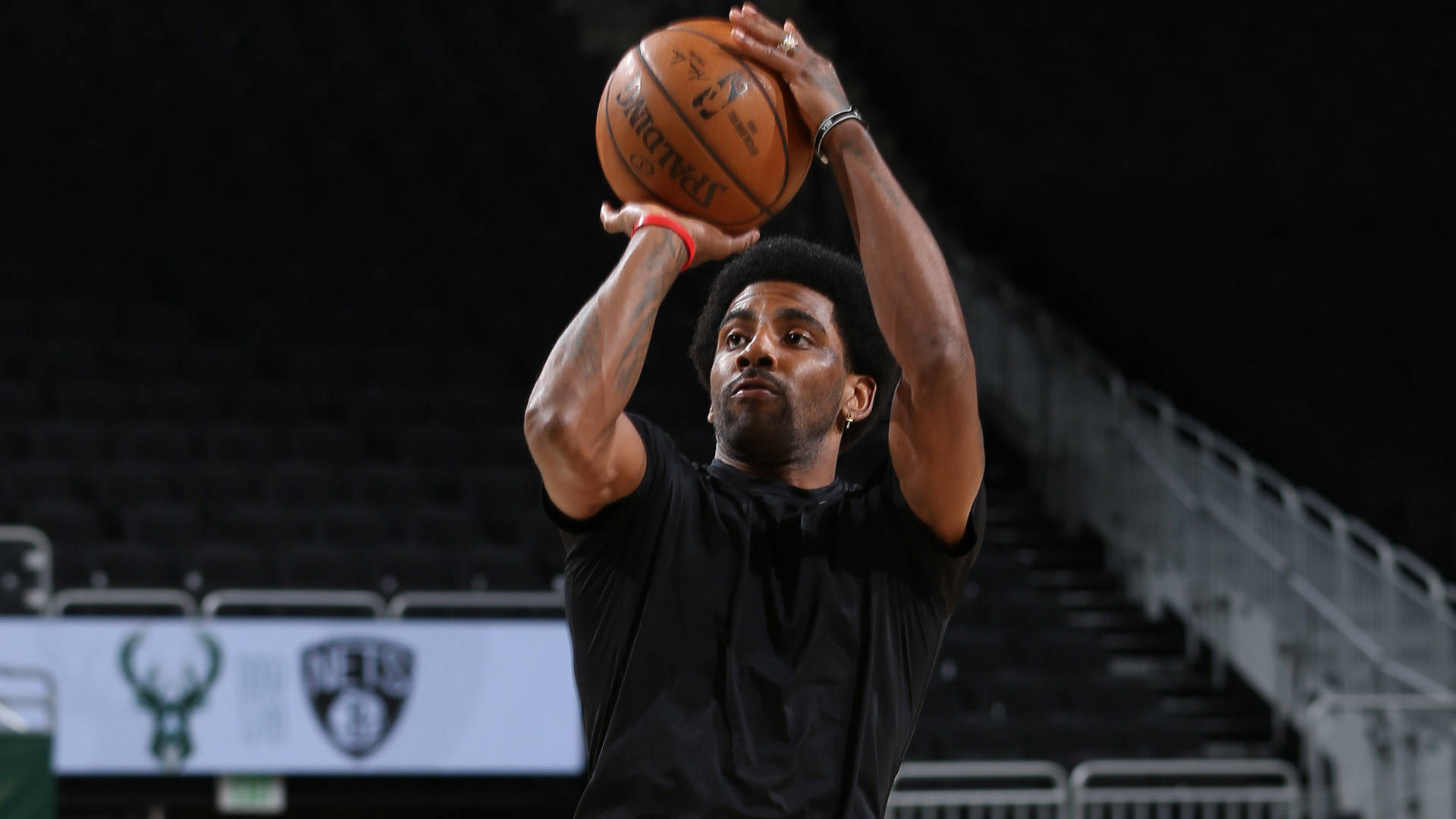 孙悦退役后与妻女定居美国，曾是NBA新星，早年受篮球启蒙，父母支持其篮球之路。（退役后孙悦携妻女定居美国：昔日NBA新星，自幼受篮球熏陶，在父母支持下走上篮坛之路）